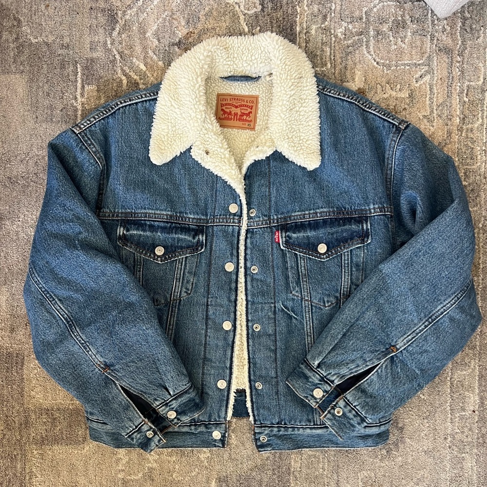 NWOT Sherpa Levi’s denim jacket